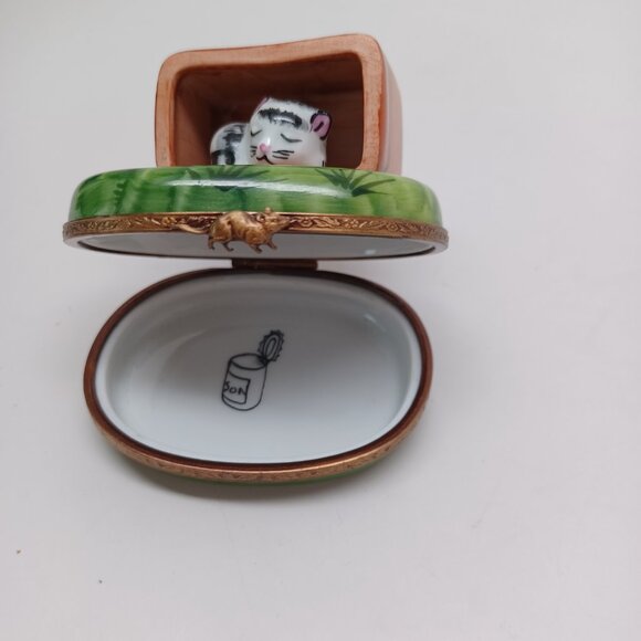 Limoges France Porcelain Cat in Box On Green Grass Trinket Box Peint Main - Picture 10 of 14